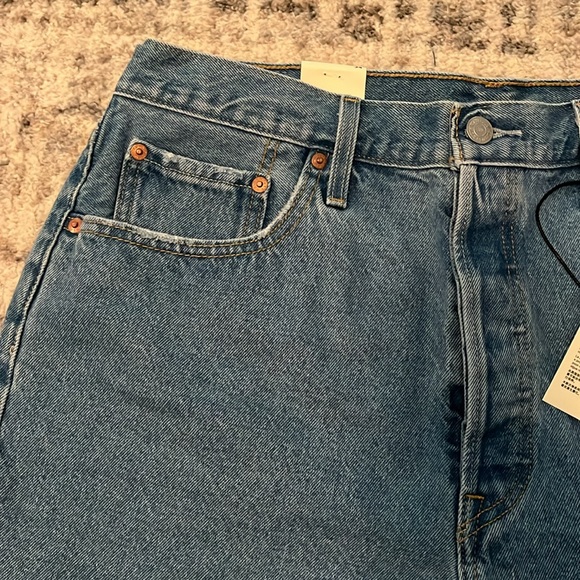 Levi Women’s Shorts Size 34 NWT - Picture 3 of 7